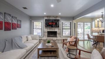 Smart TV, chimenea, videojuegos y futbolito