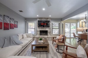 Smart TV, fireplace, video games, table football - Spacious - 4 bedrm, 2 bath, pool, hot tub near Randolph AFB in San Antonio! (San Antonio)