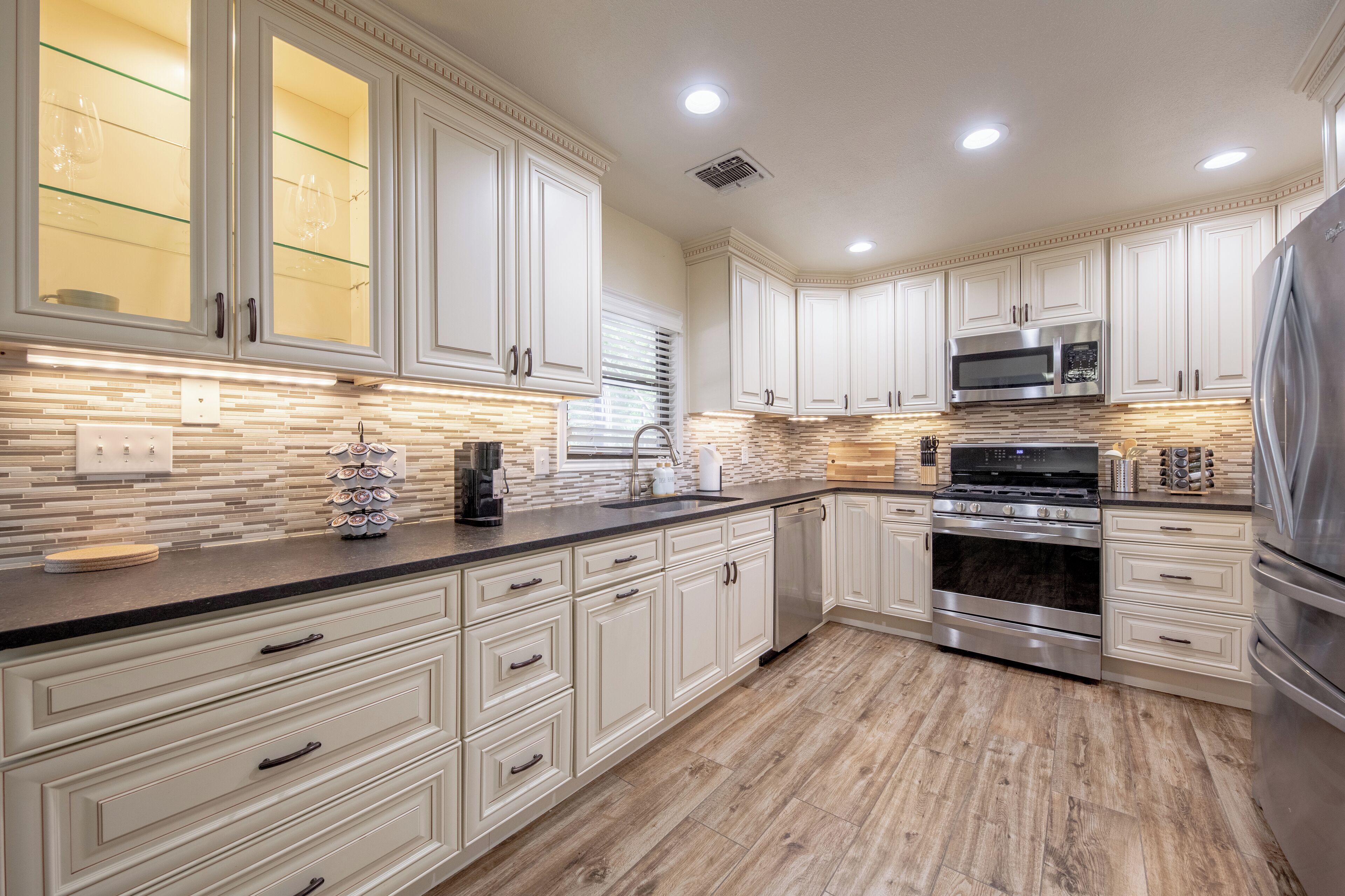 Een koelkast, een magnetron, een oven, een kookplaat