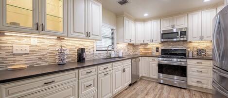 Een koelkast, een magnetron, een oven, een kookplaat