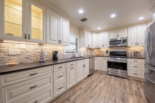 Spacious - 4 bedrm, 2 bath, pool, hot tub near Randolph AFB in San Antonio!