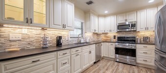 Spacious - 4 bedrm, 2 bath, pool, hot tub near Randolph AFB in San Antonio!