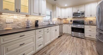 Spacious - 4 bedrm, 2 bath, pool, hot tub near Randolph AFB in San Antonio!