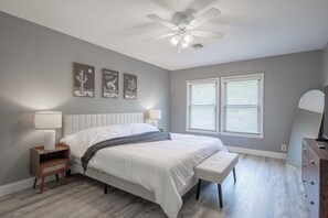 Escritorio, tabla de planchar con plancha, cuna de viaje y wifi gratis 