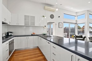 Fridge, microwave, oven, stovetop - Coastal Tides on Anderson (Torquay)