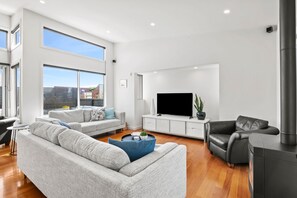 Smart TV, fireplace - Coastal Tides on Anderson (Torquay)