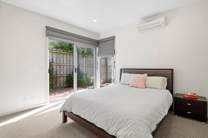 Iron/ironing board, travel cot, free WiFi, bed sheets - Coastal Tides on Anderson (Torquay)