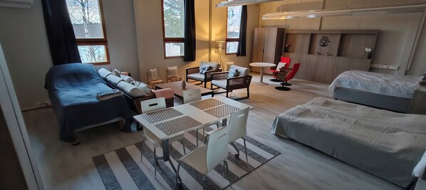 3 habitaciones, tabla de planchar con plancha, wifi y ropa de cama 