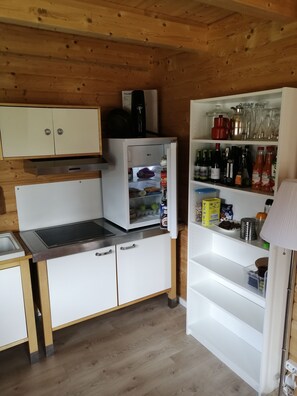 Kühlschrank, Ofen, Herdplatte, Wasserkocher mit Kaffee-/Teezubehör