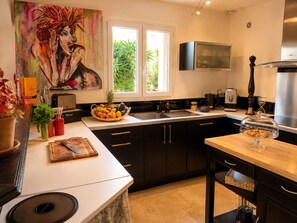Fridge, microwave, oven, stovetop - L'Oliveraie Quiet villa with pool at the gateway to the Luberon. (Pertuis)