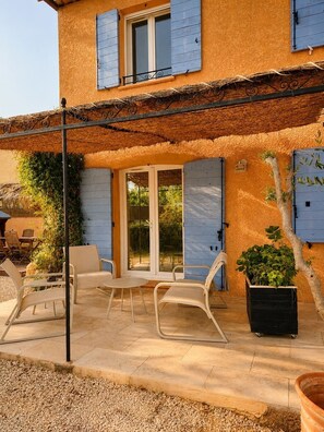 Terrace/patio - L'Oliveraie Quiet villa with pool at the gateway to the Luberon. (Pertuis)