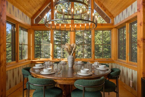 Luxury Glacier Retreat, Game Room & Epic Views