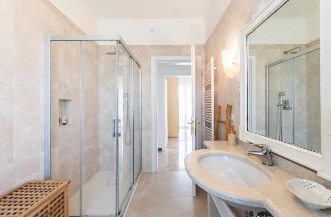 Haartrockner, Bidet, Handtücher, Seife