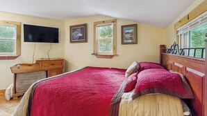 1 bedroom, desk, Internet, bed sheets - Tiny House at Sugarbush North: Adventure Hub! (Waitsfield)