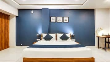 Deluxe Double Room | Meja, ruang kerja komputer riba, Wi-fi percuma