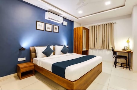 Deluxe Double Room | Desk, laptop workspace, free WiFi. Hotel Silver Key