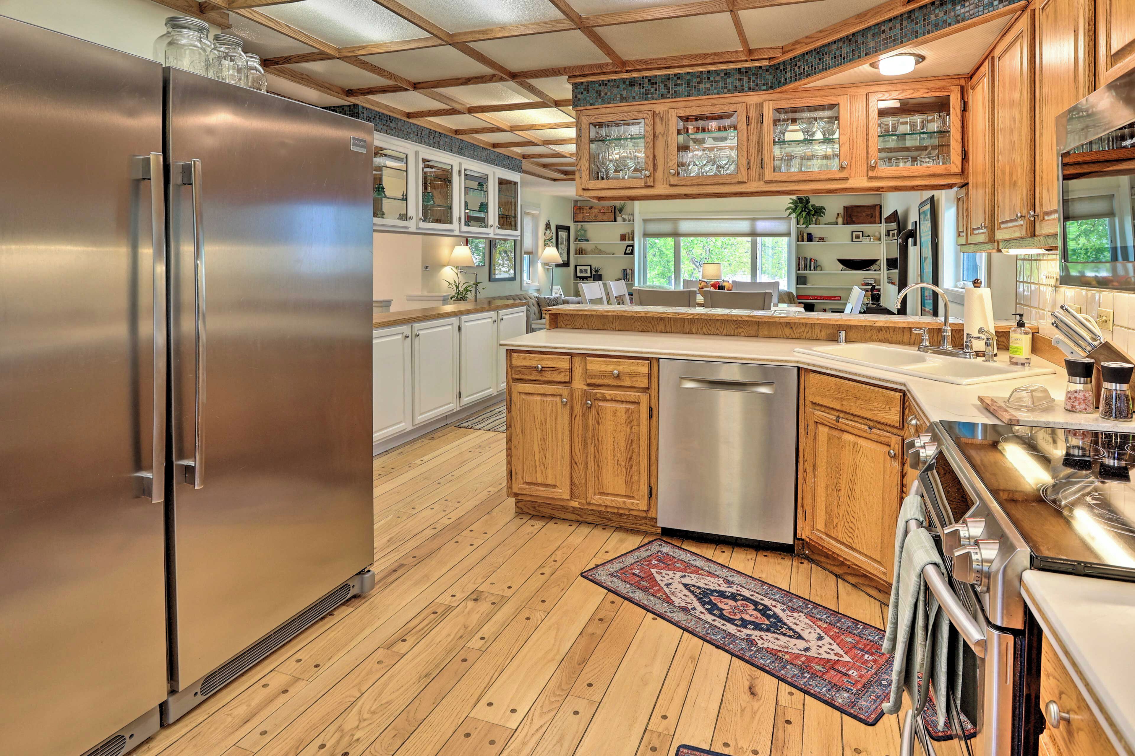 Réfrigérateur, four à micro-ondes, surface de cuisson, lave-vaisselle