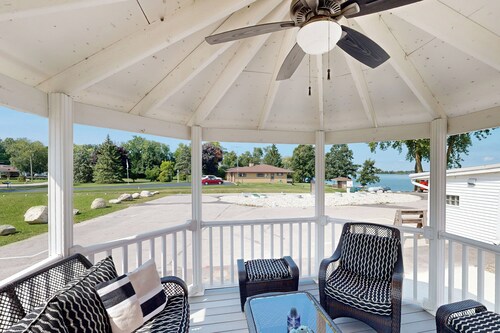 2 BR Condo on a Resort on the Lake w/ Beach Access