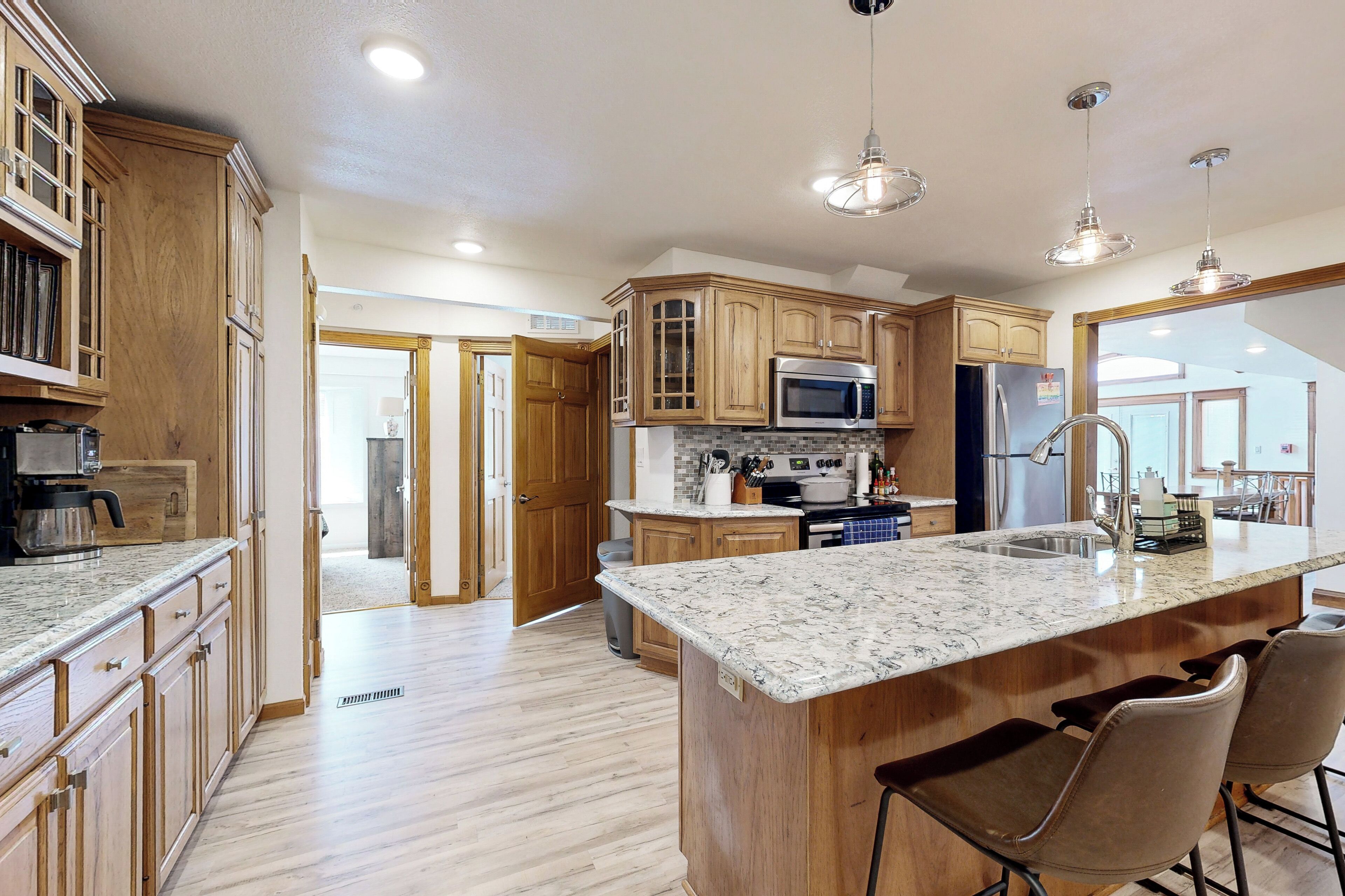 Réfrigérateur, micro-ondes, plaque de cuisson, lave-vaisselle