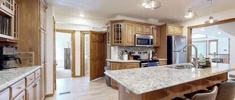 Réfrigérateur, micro-ondes, plaque de cuisson, lave-vaisselle