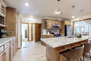 Réfrigérateur, four à micro-ondes, surface de cuisson, lave-vaisselle