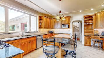 Coffee/tea maker, fridge, microwave, stovetop