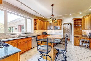 Refrigerador, microondas, parrilla de estufa y lavavajillas 