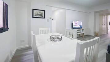 Apartamento, 1 quarto, para fumantes, sacada | Sala de jantar