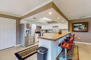 Fridge, microwave, stovetop, dishwasher