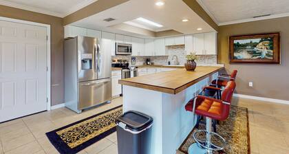 2 BR Duplex w/ Full Kitchen & Lake View