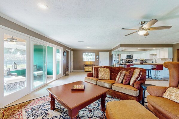 TV - 2 BR Duplex w/ Full Kitchen & Lake View (Micanopy)