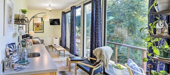 Sunny Downtown Studio w/ Kitchenette & AC