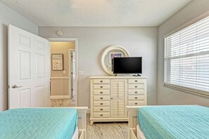 2 bedrooms, iron/ironing board, travel cot, Internet - Steps to Manatee Beach, Pool, and Private Sun Deck (Holmes Beach)
