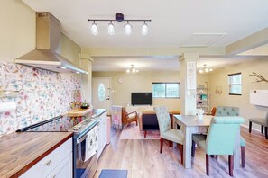 Fridge, stovetop, coffee/tea maker, spices - Countryside Charmer w/ Fire Pit in Washington! (Washington)
