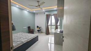 Tabla de planchar con plancha, wifi y ropa de cama