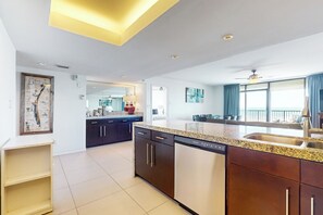 Fridge, microwave, stovetop, dishwasher - All-Suite Coastal Retreat: Suntide III - Unit 405 (South Padre Island)