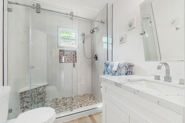 Hair dryer, towels - 3BR Coastal Home w/ Coastal Design- Steps to Sand (Galveston)
