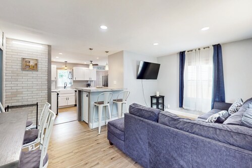 2 Mi to Beach! Hot Tub Haven in Michigan City