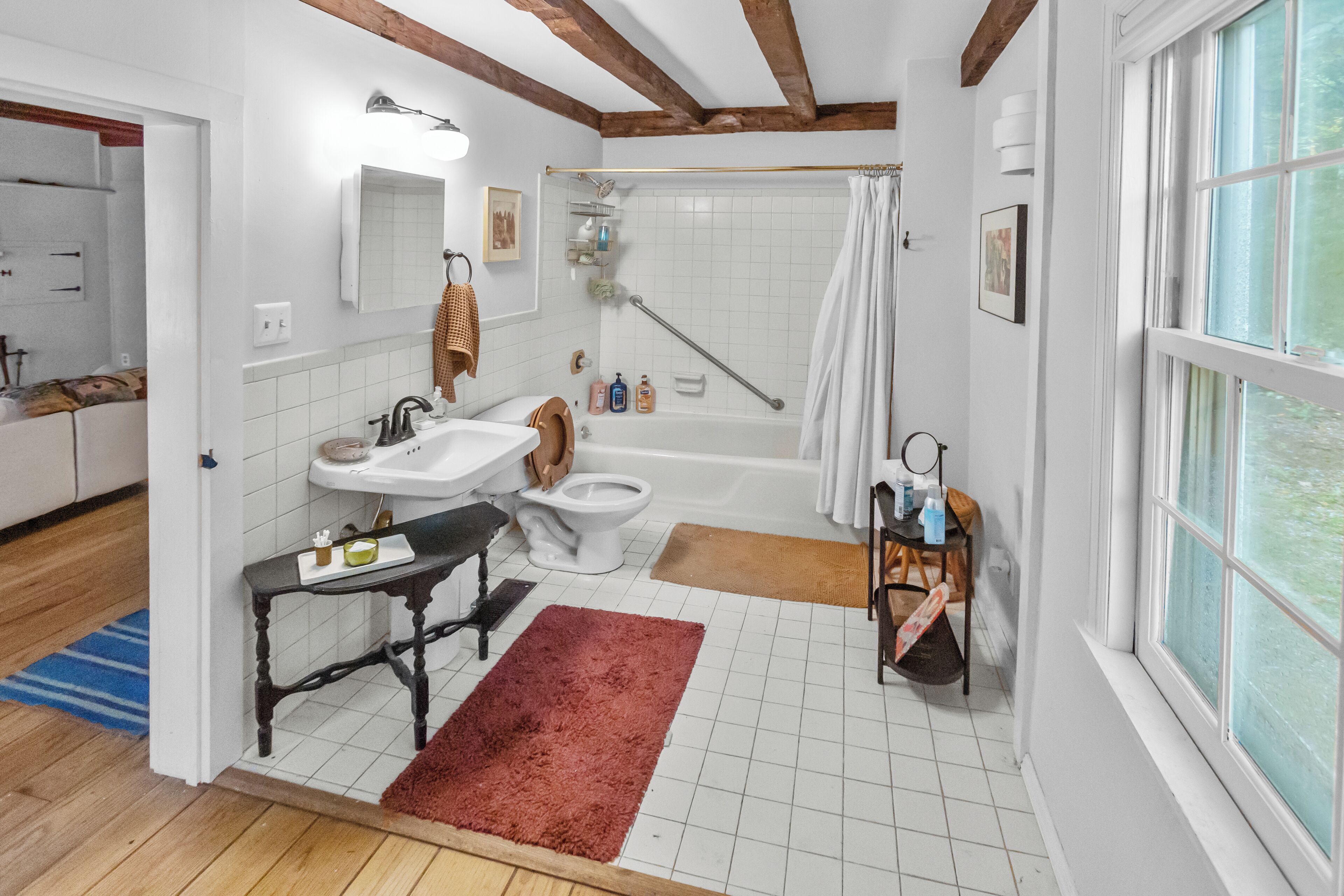 Séchoir à cheveux, serviettes fournies, savon, papier de toilette