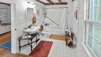 Séchoir à cheveux, serviettes fournies, savon, papier de toilette