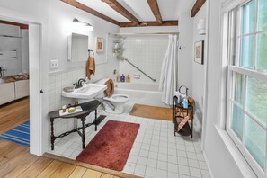 Secadora de cabello, toallas, jabón, papel de baño 