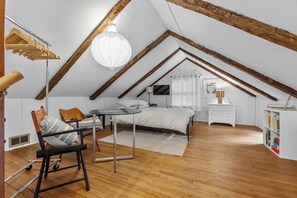 Tabla de planchar con plancha, wifi y ropa de cama 