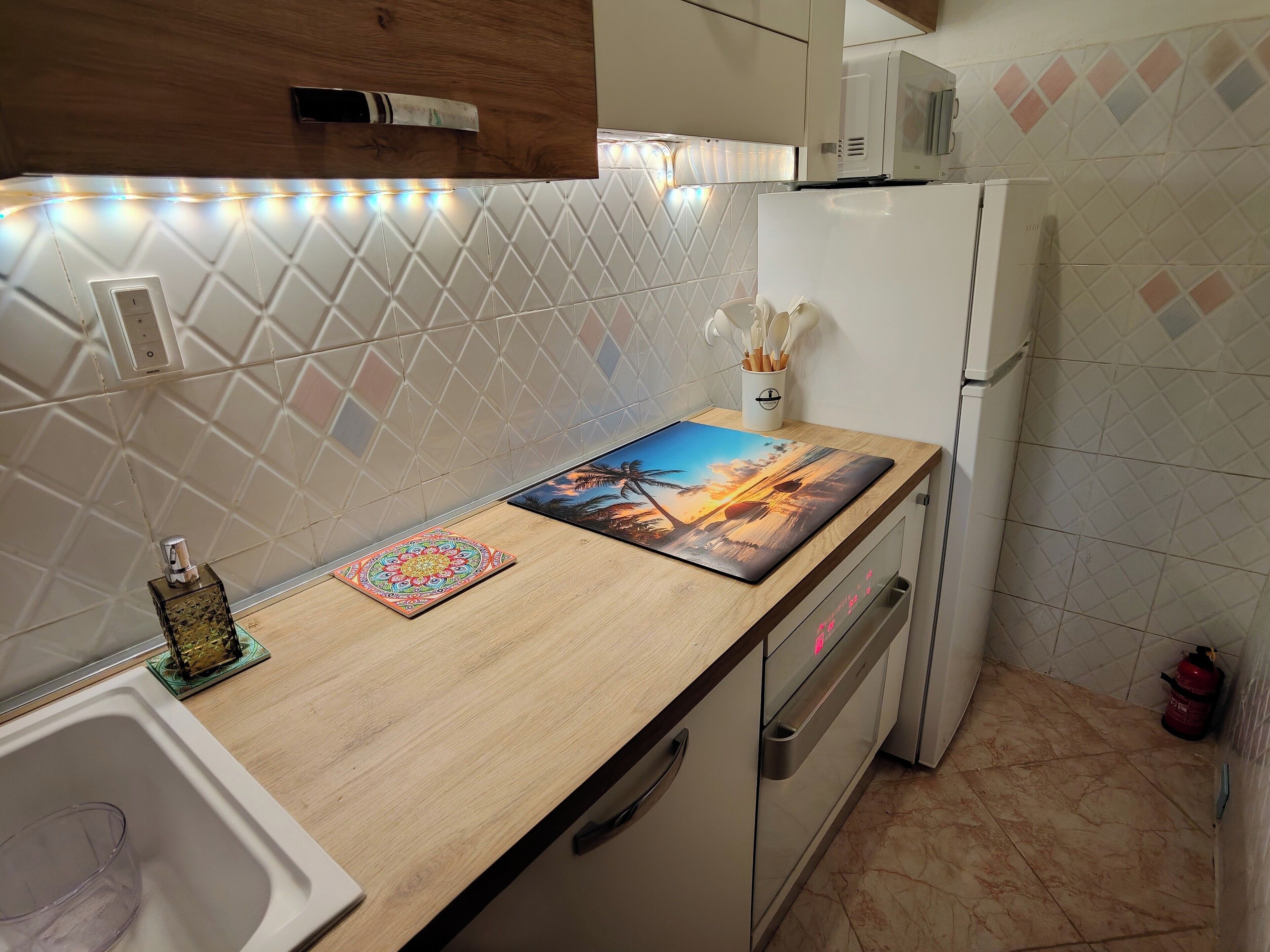 Kühlschrank, Mikrowelle, Ofen, Herdplatte