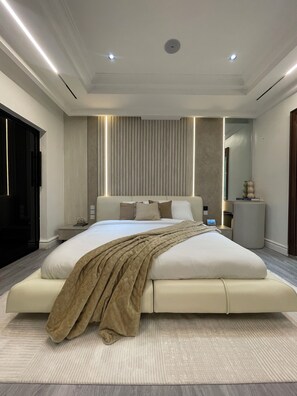 Iron/ironing board, WiFi, bed sheets - Two Bedroom Luxury Apartment in Maitama, Abuja (Abuja)