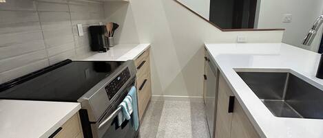 Een koelkast, een magnetron, een oven, een kookplaat