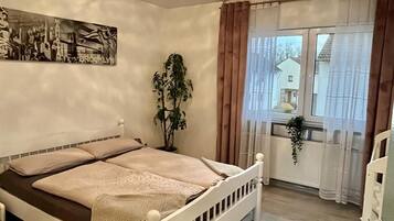 Fer et planche Ă repasser, lit parapluie, Wi-Fi, draps fournis