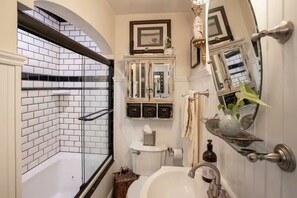 Jetted bath, hair dryer, towels, soap - Hideaway Hill lux downtown garden cottage & hottub (Waynesville)