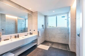 Shower, hair dryer, bidet, towels - Villa Ametista a Golfer's Dream 5-BD villa in front to Punta Espada Golf Course (Punta Cana)