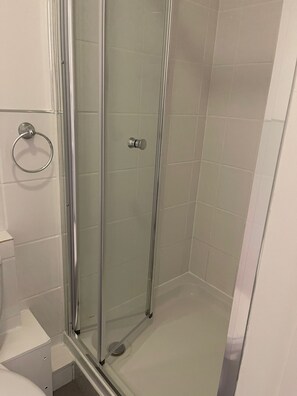 Camera doppia | Bagno | Doccia, set di cortesia gratuito, asciugacapelli, asciugamani