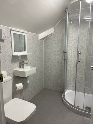Standard Double Room | Bathroom | Shower, free toiletries, hair dryer, towels